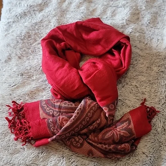 Cashmere Paisley Scarf with Fringe Red - Picture 7 of 9
